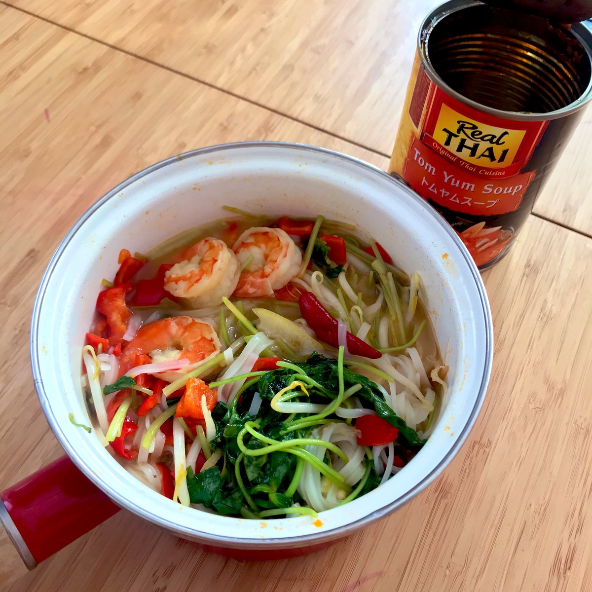 麻吉幻想家 De树洞 En Twitter 终于吃上了一口热的 又在下午茶的点吃午饭 自己弄的冬阴功 汤底是業務用スーパー买的冬阴功罐头 我吃过好多种冬阴功汤底料 感觉这个最正宗 价格也是最划算 米粉用的越南粉 自己加了虾 豆芽 蔬菜 红皮椒