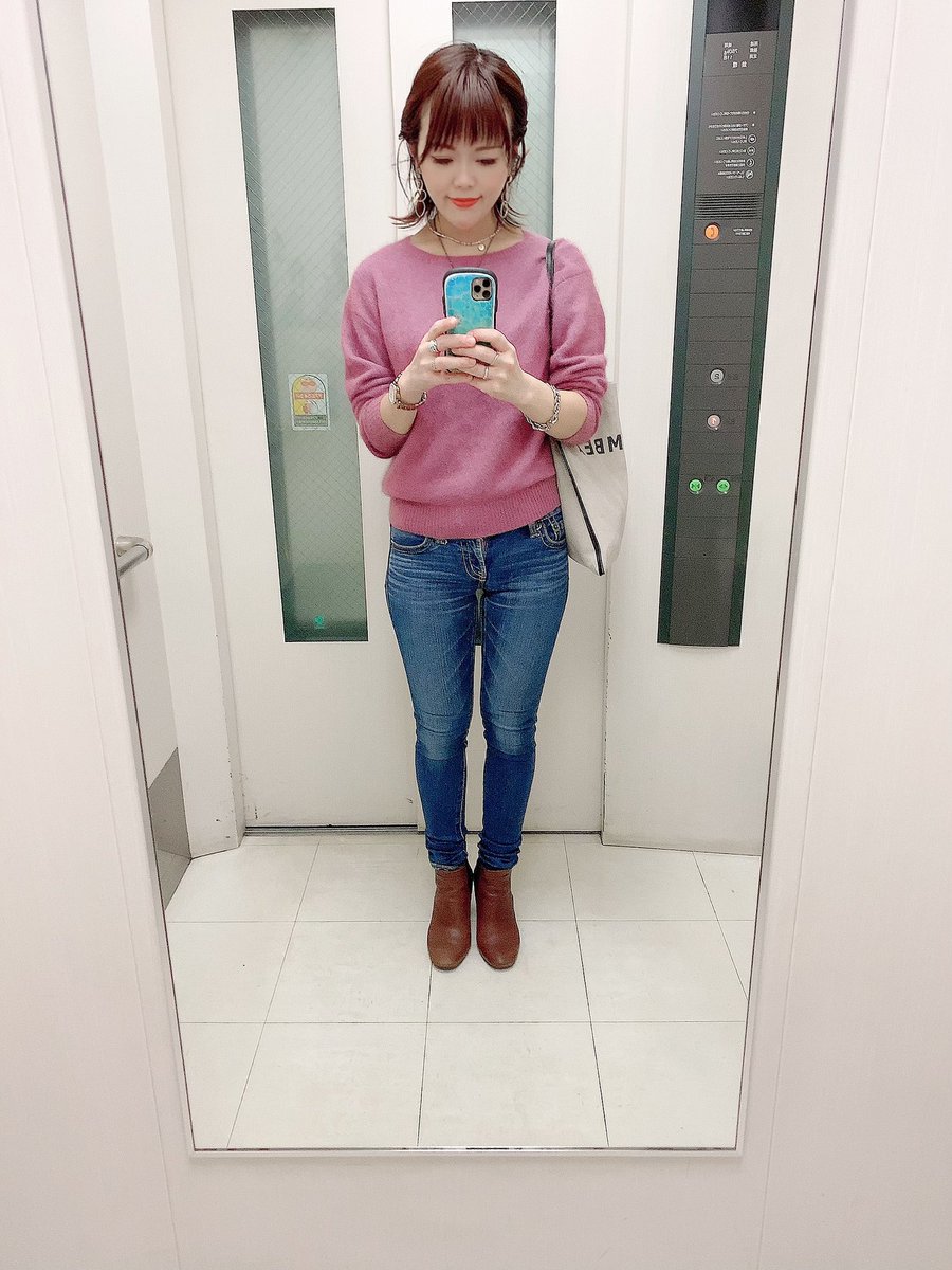 #今日のコーデ
#knit
#thestationstoreunitedarrows
#denim
#moussy
#え、なんなんこの顔
#ふわふわ感わかる?
#うん、暑い🤣 https://t.co/uWmYUlP0XU
