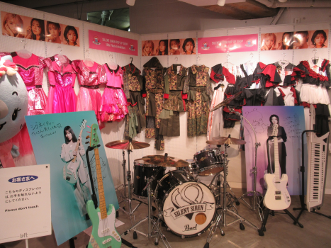 SILENTSIREN サイン入り額装写真 Pin page