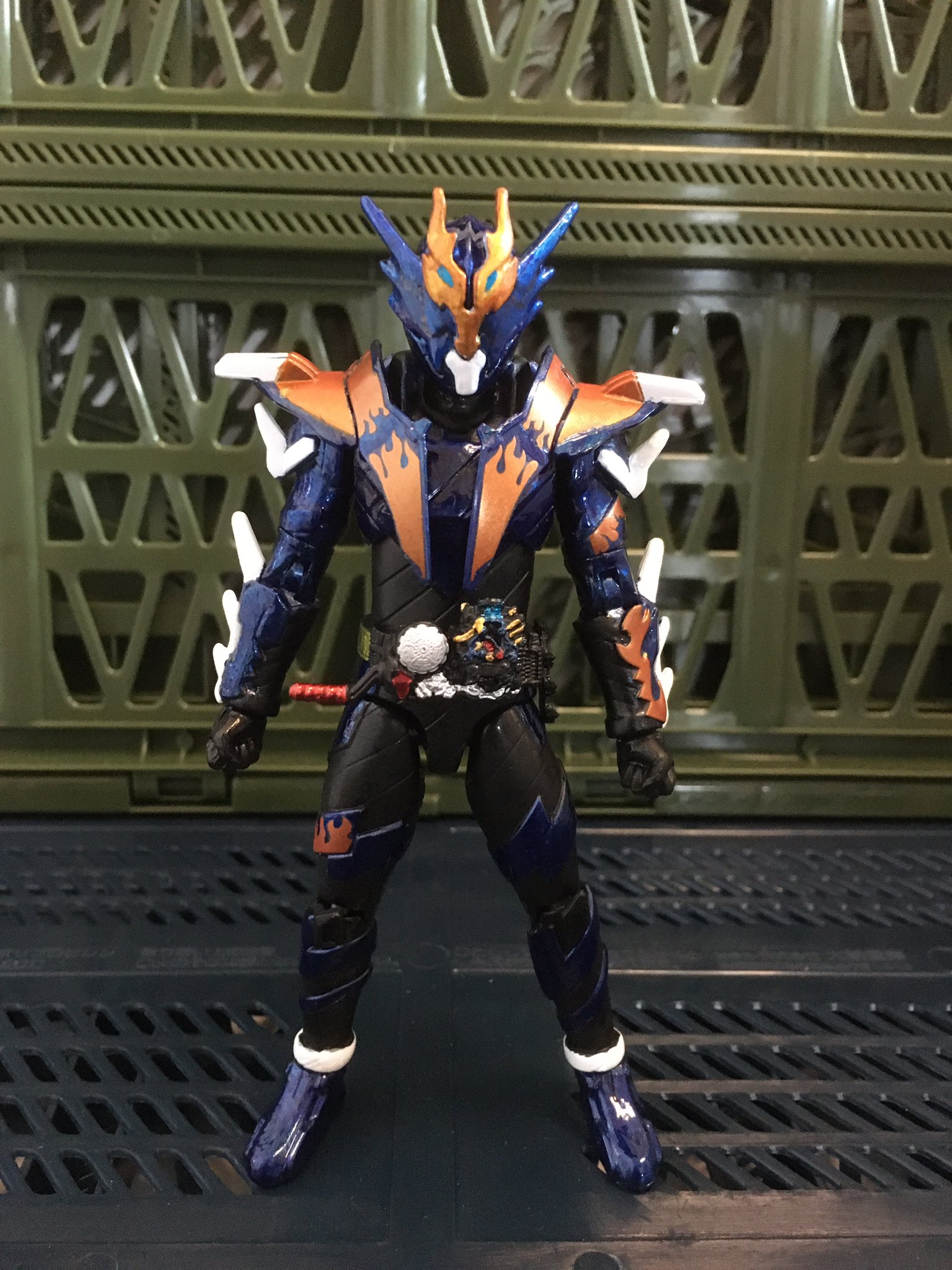 リョータ リョータのファイル Rkf仮面ライダークローズ塗装しました 今回は背面の塗装が多かったと思います 左足首 の可動にちょっと違和感があるけど十分カッコイイ ニチアサフィギュア改造部 Rkf 仮面ライダークローズ T Co 5rgiizeisf