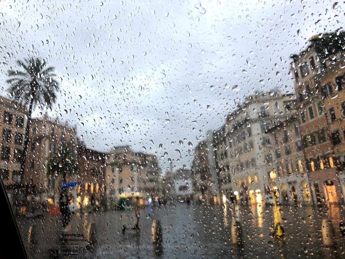 Tra le gocce di beltà.
#roma #piazzadispagna