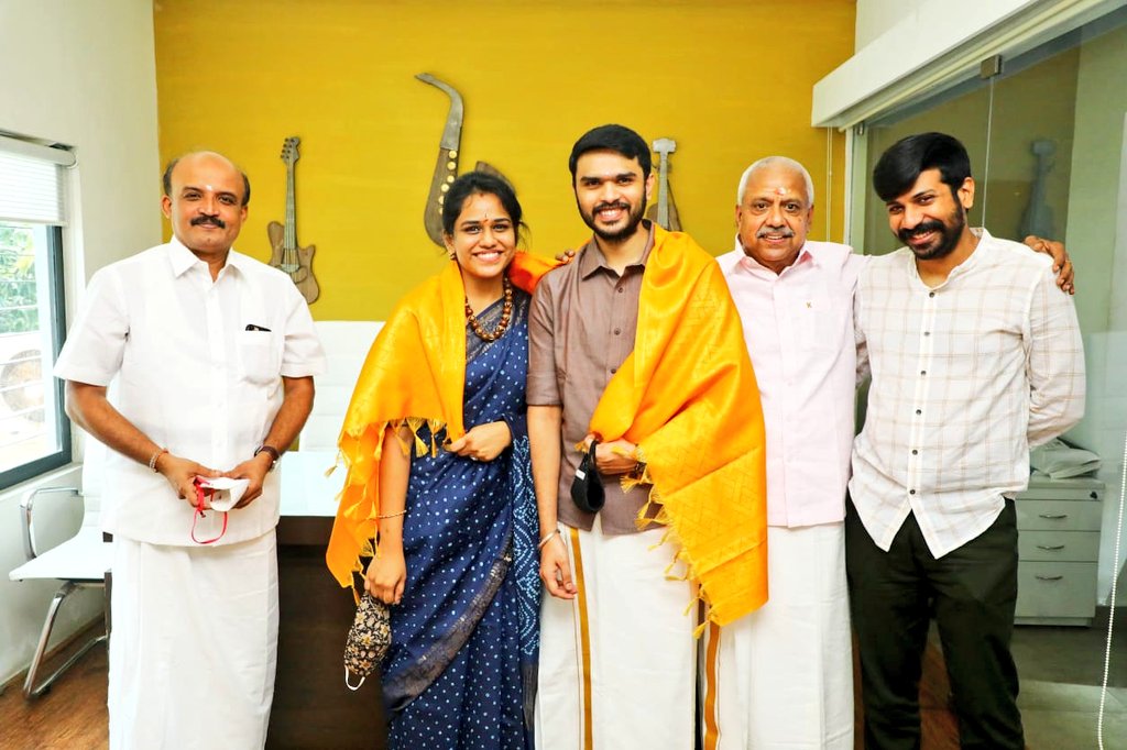 kayaldevaraj's tweet photo. #AyudhaPooja Celebrations at #KnackStudios
@SureshsuguPRO https://t.co/3WlD9QcMhM