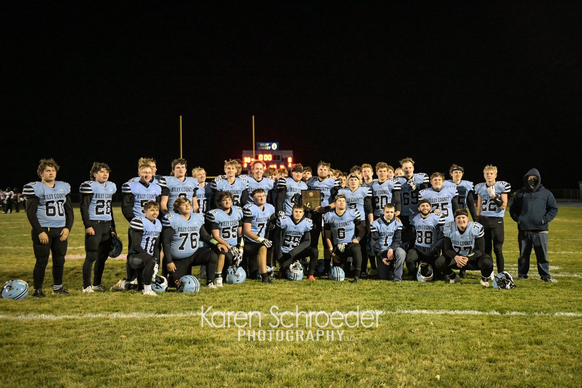 RileyCounty_HS's tweet photo. Def:
Hopper: 9 tkl, 8 ast, 1 PBU, 1 Punt Block
Zeller: 5 tkl, 4 ast, 1 TFL, 1 Sack
White: 5 tkl, 2 ast @JackWhite71 
A.Holle: 4 tkl, 2 ast, 2 TFL, 1 PBU @Avery_Holle12 
Jackson: 4 tkl, 4 ast, 2 PBU 
Schroeder: 3 tkl, 5 ast
Harmison: 2 tkl, 1 ast, INT &amp; 95 YD Def TD @HarmisonTrey https://t.co/IaR5s63SN1