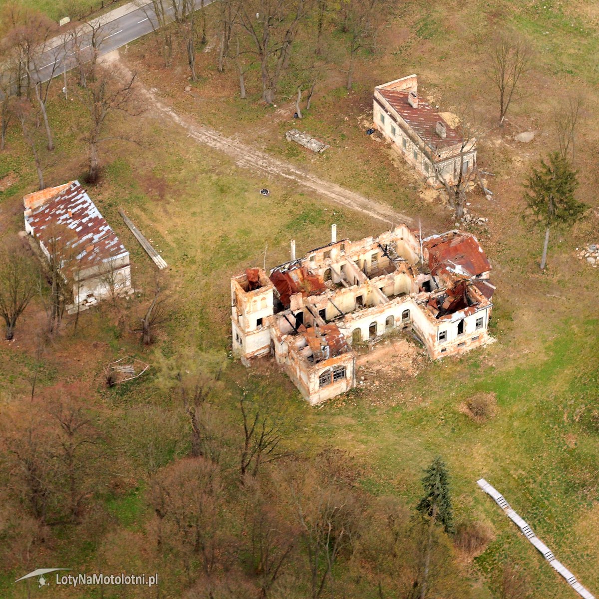 LotyNaMotolotni's tweet photo. Nieszczejący Dwór w Bartodziejach, dokładna lokalizacja: https://t.co/VWVW11BtwY
#historia #zabytki #fly4fun https://t.co/BBsToz0HUA