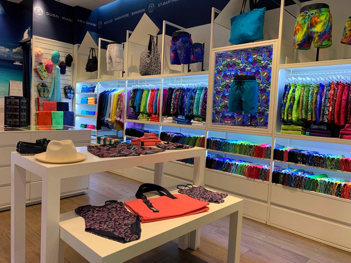 We think the weather's just perfect for a fun family day at the beach 🏖️. Find all your beachwear essentials at @vilebrequin #AbuDhabiMall.
#AbuDhabi #InAbuDhabi #SchoolBreakAbuDhabi #Fallbreak #Beach #BeachDay #أبوظبي #أبوظبي_مول https://t.co/Gz84J6DnrW