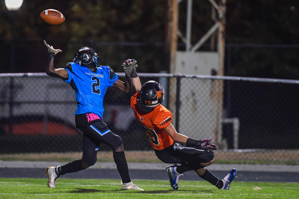 🏈📷 <a href="/GLCATATHLETICS/">Greater Latrobe Wildcat Athletics</a> falls short of <a href="/WoodyHigh/">Woodland Hills FB</a> in 34-31 loss in season finale. For more pix and game roundup including Homecoming Queen visit our blog >westernpasports.com/blog/2020/10/f… <a href="/LATROBEFOOTBALL/">Latrobe Football</a>