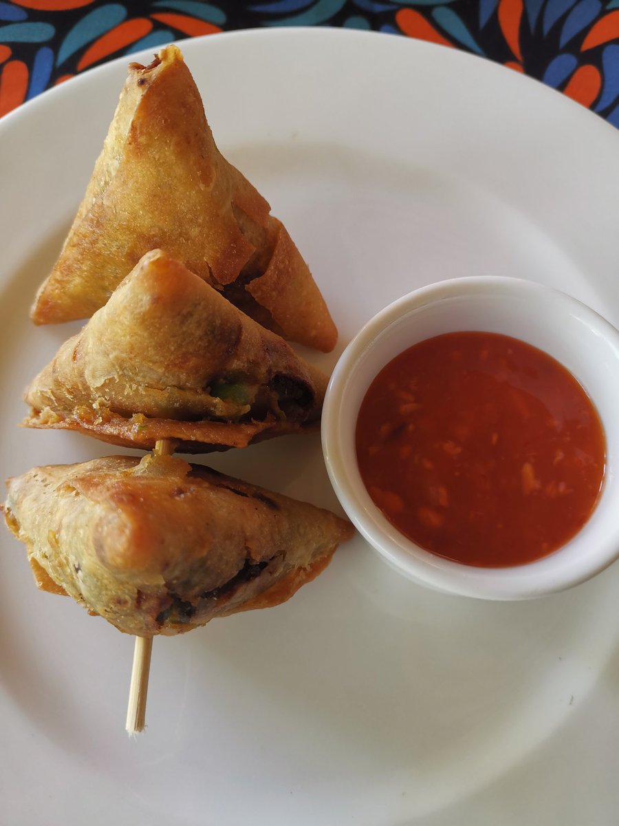 IneTollenaers's tweet photo. @SFlaviaGabriela Paneer samosas for me #HomeFC2020 https://t.co/iykwZVKaKh