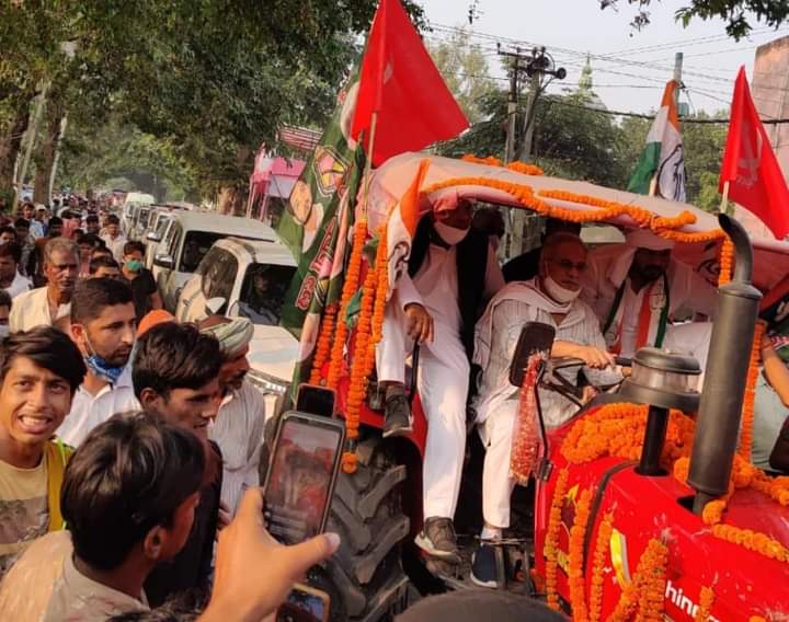 IYC's tweet photo. छत्तीसगढ़ के मुख्यमंत्री श्री @bhupeshbaghel जी एवं युवा कांग्रेस के राष��ट्रीय अध्यक्ष श्री @srinivasiyc जी का नालंदा से कांग्रेस प्रत्याशी @GunjanINC जी के समर्थन में रोड शो। https://t.co/jNoUZwy6Db