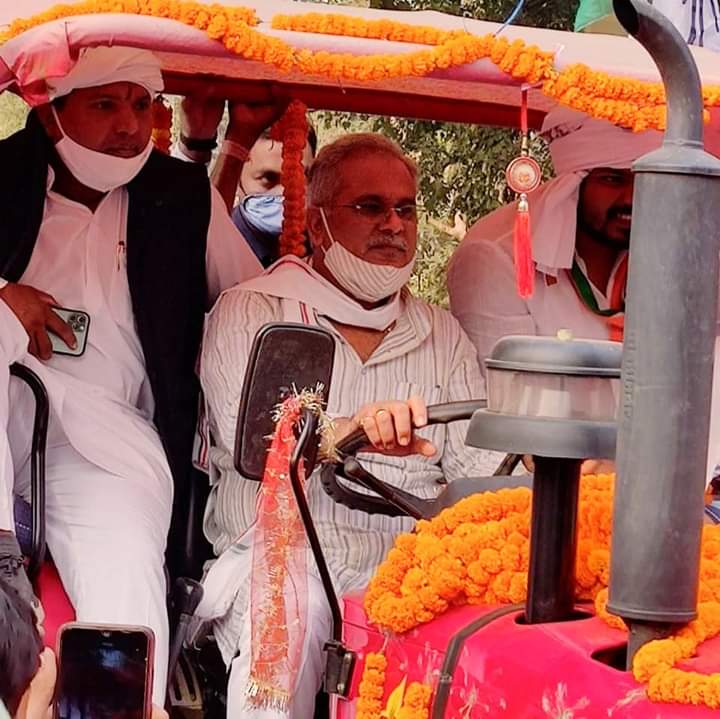 IYC's tweet photo. छत्तीसगढ़ के मुख्यमंत्री श्री @bhupeshbaghel जी एवं युवा कांग्रेस के राष��ट्रीय अध्यक्ष श्री @srinivasiyc जी का नालंदा से कांग्रेस प्रत्याशी @GunjanINC जी के समर्थन में रोड शो। https://t.co/jNoUZwy6Db