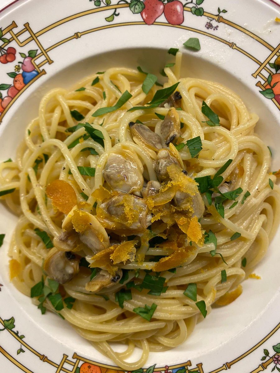 LDoeat's tweet photo. Homemade #pasta with #clams and #botargo, the final touch is a bit of #parsley😋😋. Do you prefer to eat at #home or at the #restaurant? #24ottobre #SabatoDAutunno #SaturdayThoughts #SaturdayVibes #SaturdayMotivation #weekendvibes https://t.co/69UGVTDSGZ