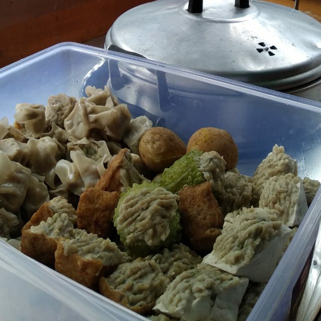 yudhst's tweet photo. Manteman twitter se-Bandung-Raya, sejak pandemi ini saya bersama istri jualan baso tahu somay ikan tenggiri dan beberapa macam dimsum.

Bisa dipesan langsung ke lapak kami di Sarijadi Blok 5 (jl. Sariasih no.4) atau whatsapp ke 085695391059. https://t.co/XRtyrLEdO3