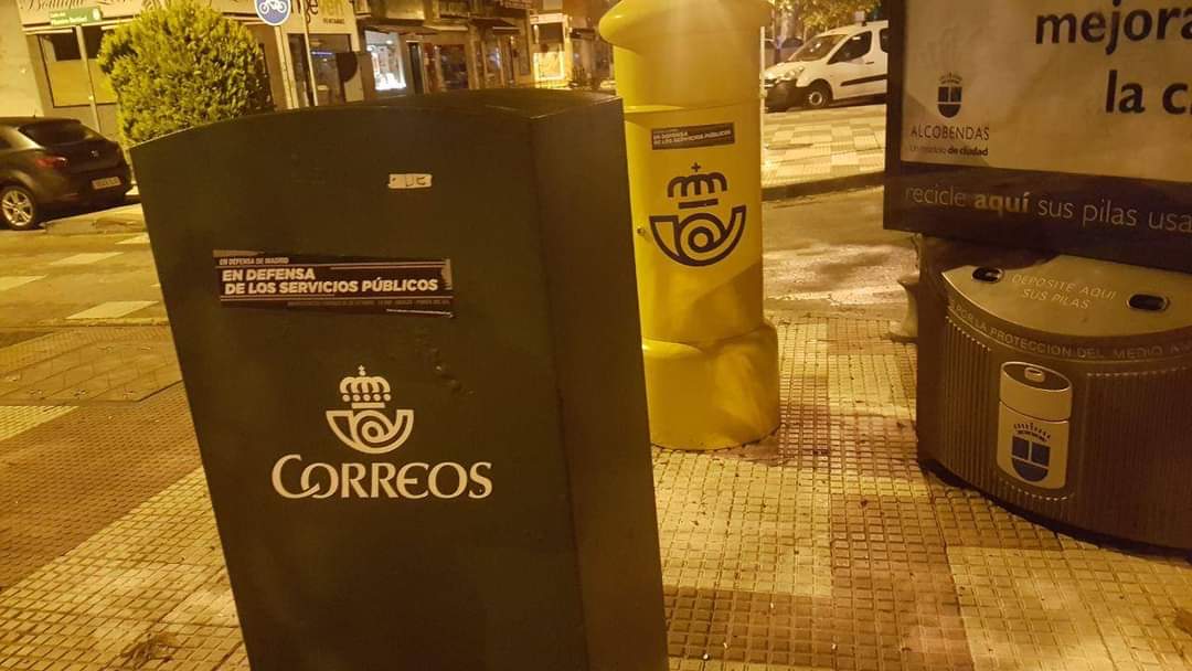 Centros de mayores cerrados, transporte público insuficiente, centros de salud colapsados, colegios e institutos sin profesores, trabajadorxs municipales de la empresa pública de mantenimiento municipal precarizados, parques infantiles cerrados y casas de apuestas abiertas.