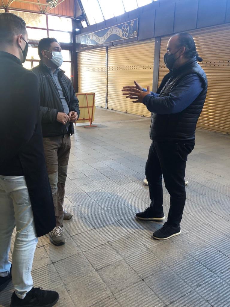 raulgbarroso's tweet photo. Avui en @ManelRuizigil2 i jo, acompanyats de la @poblesudsbd hem visitat el Mercat de Campoamor. Com @erc_sbd, defensem les seves reivindicacions davant del govern municipal del PSC/Podem i apostem per aquest equipament tant necessari als barris del sud de #Sabadell https://t.co/gIycn5Srt5