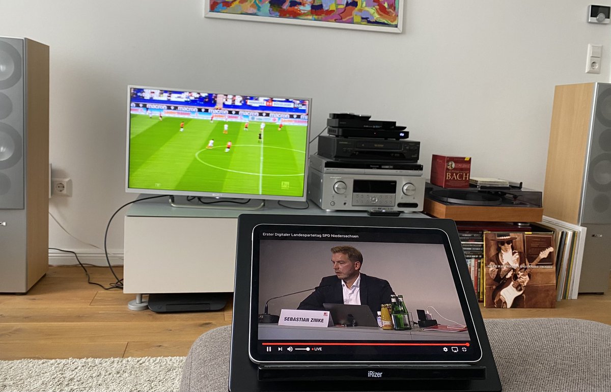 StefanSchostok's tweet photo. Jetzt parallel das Spiel von @hannover96 mit gutem Sound des Publikums in der Arena. @stephanweil @OlafScholz live vor Ort, Delegierte der @SPDNDS virtuell beim Digitalen Landesparteitag beraten über Verantwortung und Zukunft in/nach der Pandemie #digilpt #Niedersachsen #h96f95 https://t.co/56uqpcrbbW