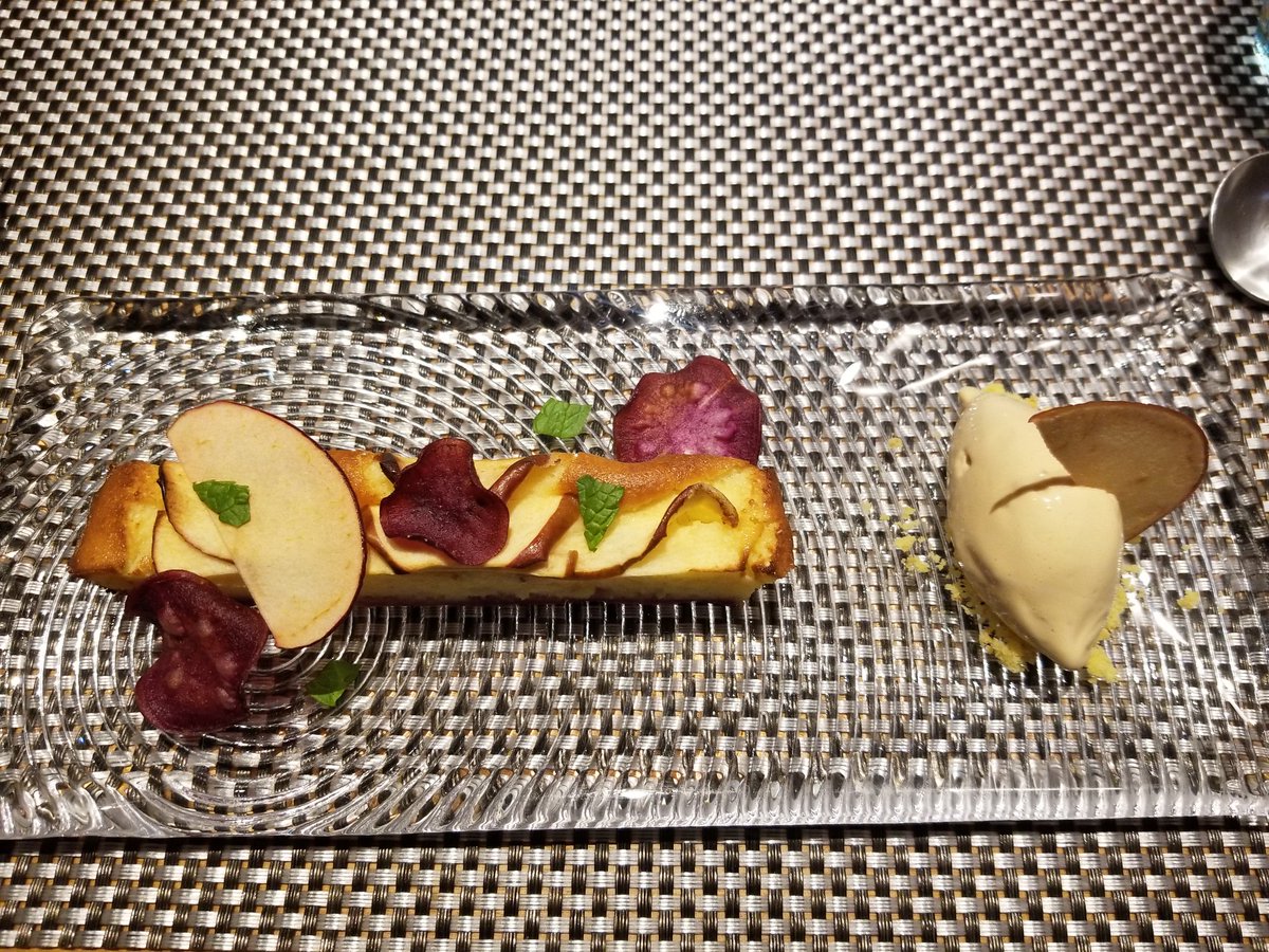 ばーちー 今日は友達の誕生日祝いでフレンチレストランのランチを 小ヤリイカのソテー 太刀魚のポワレ 紫芋と林檎のクラフティ 美しくて美味しいお料理でした Plenitude 誕生会