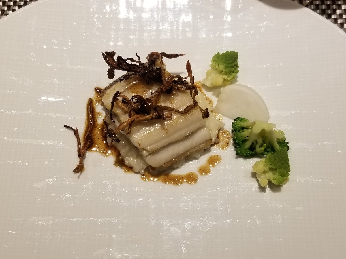 ばーちー 今日は友達の誕生日祝いでフレンチレストランのランチを 小ヤリイカのソテー 太刀魚のポワレ 紫芋と林檎のクラフティ 美しくて美味しいお料理でした Plenitude 誕生会