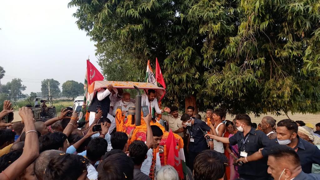 GunjanINC's tweet photo. ऐतिहासिक ट्रैक्टर रोड शो और प्रचंड जनसैलाब।

छत्तीसगढ़ के मुख्यमंत्री @bhupeshbaghel जी के ट्रैक्टर रोड शो में उमड़ा जनसैलाब एक नई क्रांति का संदेश लेकर आया है।

नालंदा के किसानों और पिछड़ों ने आज महागठबंधन के पक्ष में जीत का खुला ऐलान कर दिया है। https://t.co/rGxyIe1xMH