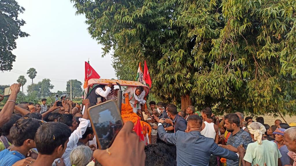 GunjanINC's tweet photo. ऐतिहासिक ट्रैक्टर रोड शो और प्रचंड जनसैलाब।

छत्तीसगढ़ के मुख्यमंत्री @bhupeshbaghel जी के ट्रैक्टर रोड शो में उमड़ा जनसैलाब एक नई क्रांति का संदेश लेकर आया है।

नालंदा के किसानों और पिछड़ों ने आज महागठबंधन के पक्ष में जीत का खुला ऐलान कर दिया है। https://t.co/rGxyIe1xMH