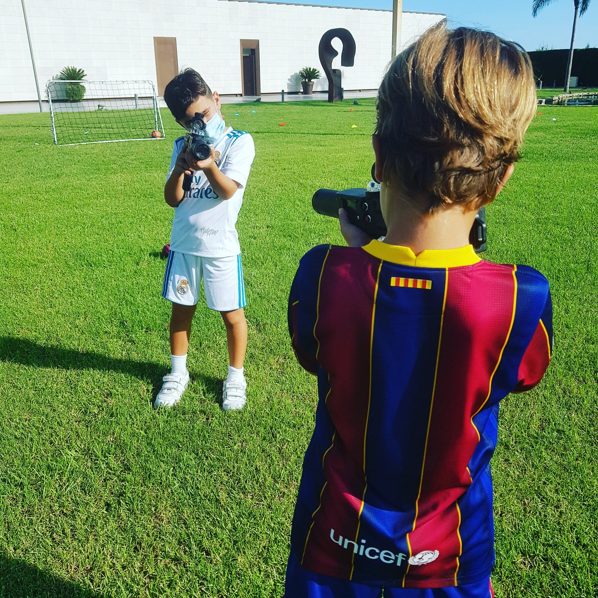 Globality_Sprts's tweet photo. Hoy partidazo!! La tensión se palpa entre ambas aficiones, quien ganará?? Estas ya preparado para vibrar con el encuentro?? Que ruede el balón!!

#RealMadrid #barça #BarcaRealMadrid #Derby https://t.co/amDFlu4CgW