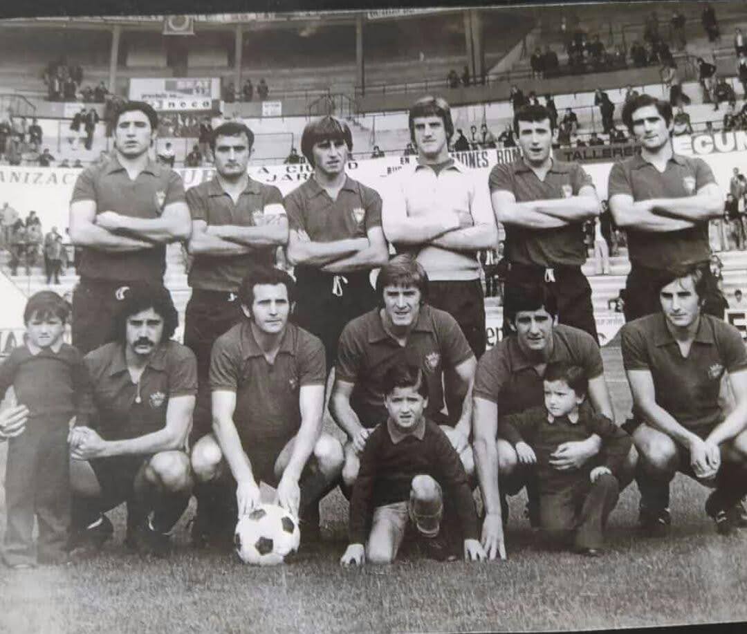 Holaaaa aquí el equipo con tres de mis hermanos Patxi, Toni y Txali. Después se vinieron al Faris a echar la partida #MiVidaConOsasuna mi vida y la de mi #Famila https://t.co/ltogA60Mwg