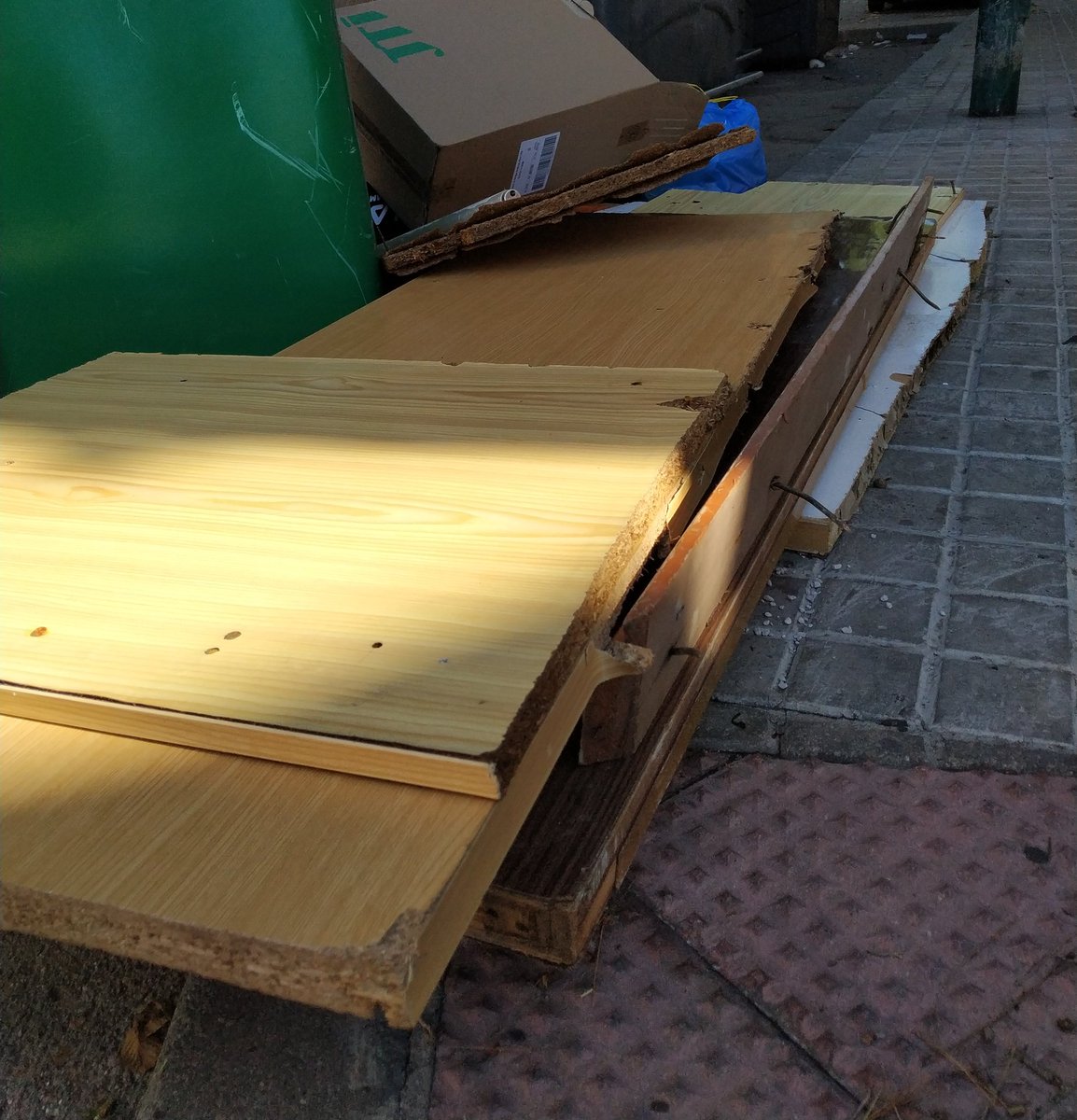 Mariamadema's tweet photo. Estas maderas llevan 2 o 3 días tiradas junto a los contenedores de la Calle Joan Miró. Como puede apreciarse en la foto, tienen clavos, y es una zona constante de paso. ¿Podrían pasar a recogerlas por favor? @aytopuertollano @PuertoLocal092 https://t.co/xSv3sLu3I5