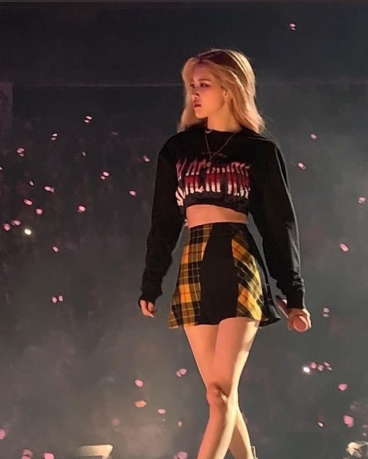 2. i hate how your hair looks kinda messy yet there you are being a holy gorgeous person alive. #RosénatorsLoveYouRosé