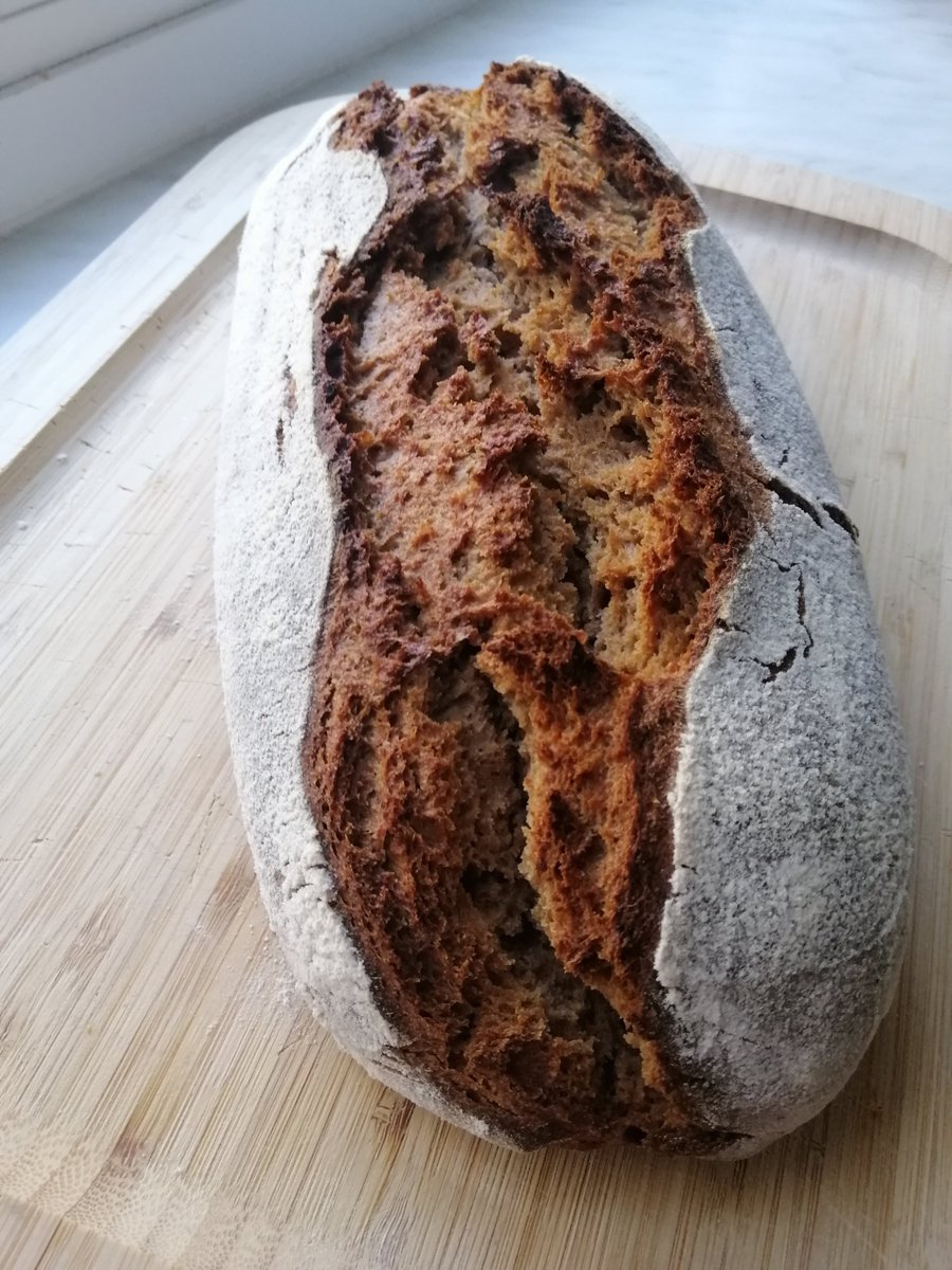 Ein Bauernbrot aus Roggen und Dinkel. Mein erstes Brot mit Brühstück und Buttermilch.  Auf das auskühlen zu warten ist jetzt das schlimmste somit ab auf Rad. #sauerteig #baking #SauerteigUltras #sourdough