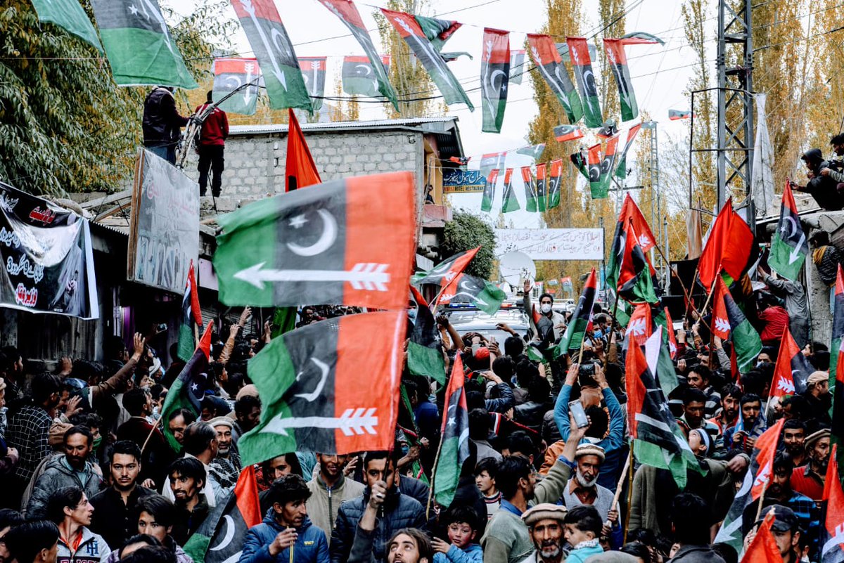 mersadambalhro1's tweet photo. دشمن جي دل ۾ تير💘
بلاو ڀٽو بينظير

#SkarduMainTeerChalega
@BBhuttoZardari @shar_shahab @ShahNafisa @SassuiPalijo @SassuiZafar @AribaJB @Arfanamallah66 @RazzaqueShkh @SyedNasirHShah https://t.co/m2cNaVhonJ