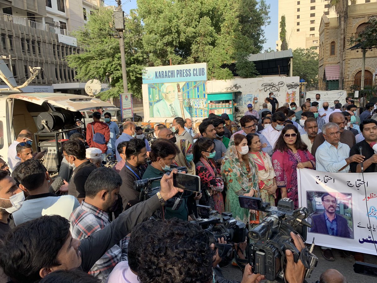 ArfeenSyyed's tweet photo. Journalist fraternity protesting outside #Karachi Press Club for the safe recovery of #AliImranSyed
#BringBackAlimran #BringBackAliImran https://t.co/5gJqShjGij