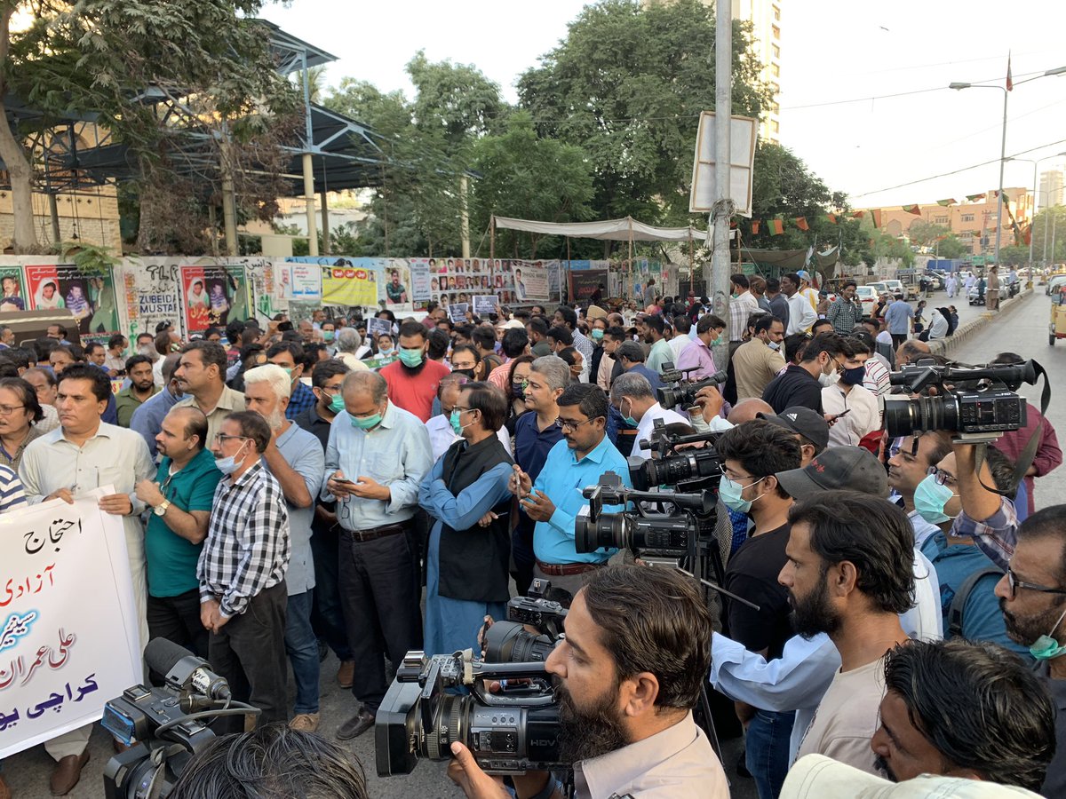 ArfeenSyyed's tweet photo. Journalist fraternity protesting outside #Karachi Press Club for the safe recovery of #AliImranSyed
#BringBackAlimran #BringBackAliImran https://t.co/5gJqShjGij