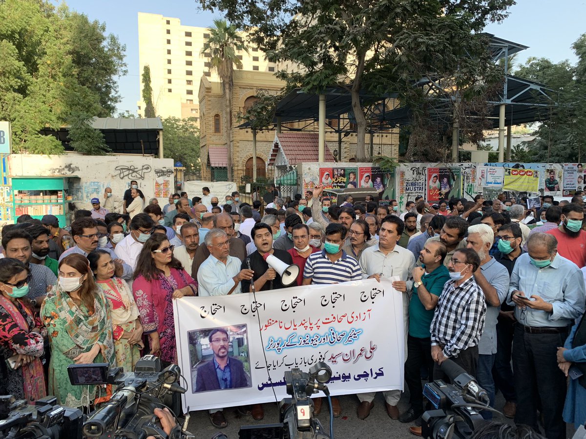 ArfeenSyyed's tweet photo. Journalist fraternity protesting outside #Karachi Press Club for the safe recovery of #AliImranSyed
#BringBackAlimran #BringBackAliImran https://t.co/5gJqShjGij