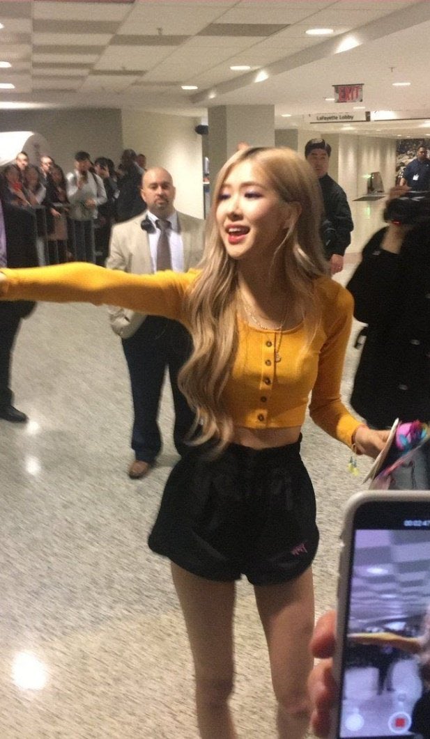 4. i hate it when you interact when ur fans, the way you treat them normally as if they are your friends and the way it shows how pure you are. i hate that you’re so nice. #RosénatorsLoveYouRosé