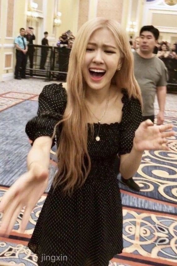 4. i hate it when you interact when ur fans, the way you treat them normally as if they are your friends and the way it shows how pure you are. i hate that you’re so nice. #RosénatorsLoveYouRosé