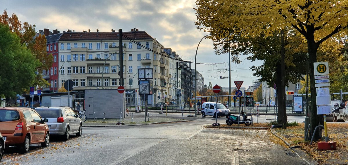 Famacertech's tweet photo. @polizeiberlin wenn Ihr mal Zeit habt, könntet Ihr ja ein paar eurer Kräfte mit Kamera (zur Beweissicherung) am Platz der Vereinten Nationen hinstellen. 

Nicht nur, dass Verkehrszeichen missachtet werden. Geisterfahren scheint ein neuer Sport zu werden, mit Gefährdung anderer. https://t.co/NmsXT9Cltk