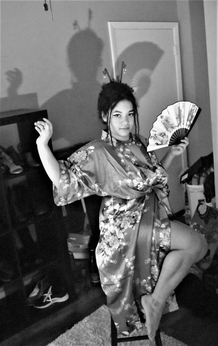 hanging out with my best friend tonight.  she wanted to take pictures to work on her skills so I was