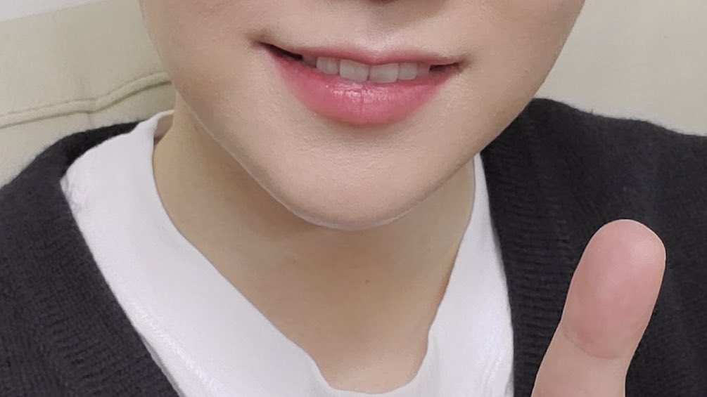 perfect lips cute teeth such a lil pretty chin