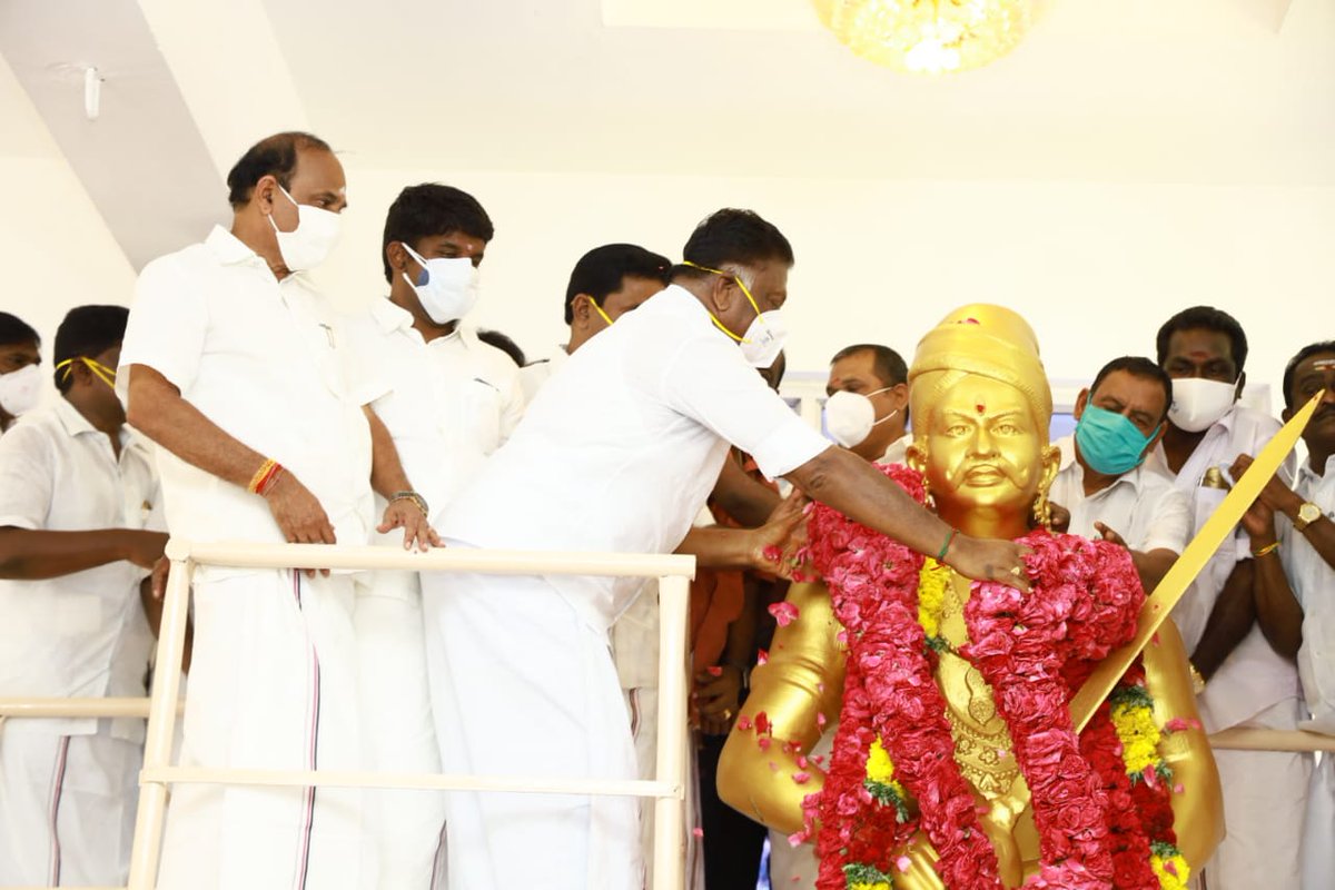imsprabakaran's tweet photo. #மாமன்னர் #மருதுபாண்டியர் 
219 ஆம் ஆண்டு நினைவு அரசு விழாவை முன்னிட்டு, மாண்புமிகு துணை முதல்வர் ஐயா #OPS அவர்கள், கைத்தறி மற்றும் துணிநூல் துறை அமைச்சர் அண்ணன் #OSM அவர்கள், மற்றும் அமைச்சர் பெருமக்கள் திரளாக கலந்து கொண்டனர்... https://t.co/I0OCY3DvJQ