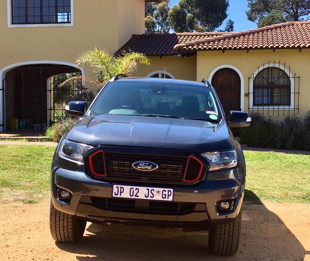 TheLoRanger's tweet photo. Like I said, just the right amount of red detailing. Understated and cool.
This bakkie will surely help boost your sex appeal, without making you appear like you need to! #FordRangerThunder @FordSouthAfrica #FordWeekend @AutoTraderSA https://t.co/XEK7VzGawA