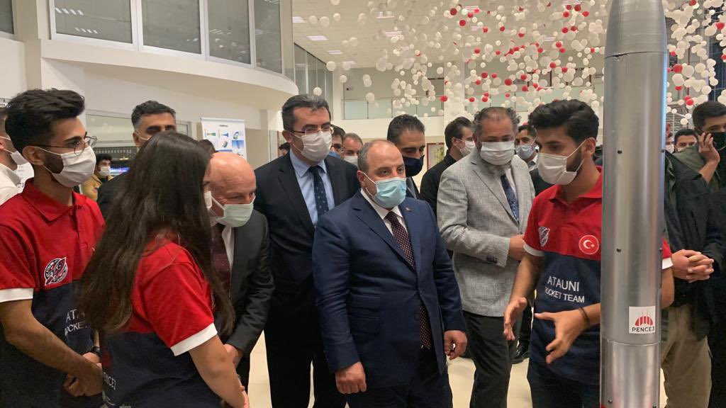 atarocketteam's tweet photo. Standımızı ziyaret eden T.C. Sanayi ve Teknoloji Bakanı Sn. @varank’a değerli rektörümüz Prof. Dr. Ömer Çomaklı hocamıza, Erzurum Valisi Sn. Okay Memiş ‘e ve Erzurum Belediye Başkanı Sn. @mehmetsekmen ‘e projemizi dinleyip destekledikleri için teşekkür ederiz. 
@TCSanayi #rocket https://t.co/DUtVdwQwMS