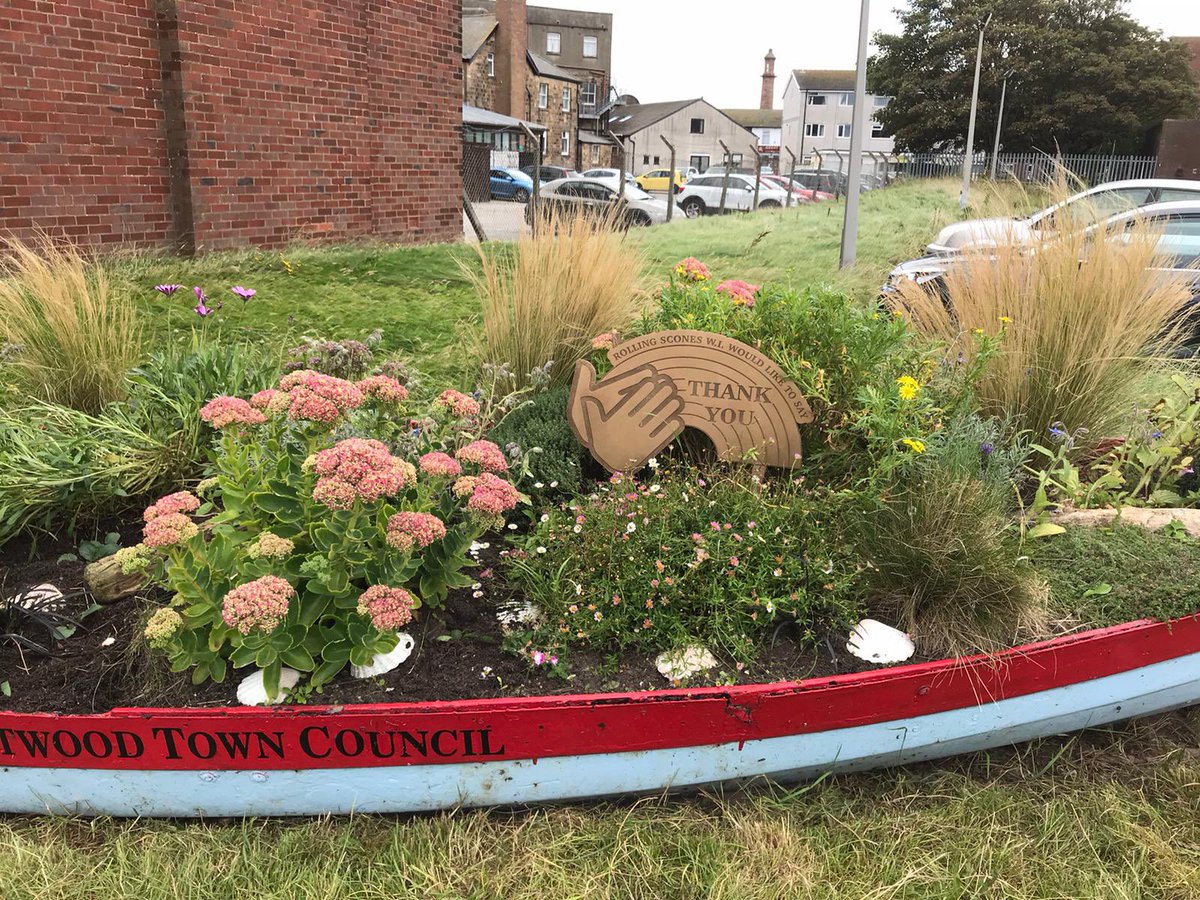 “Iris” the boat looking fabulous thanks to our <a href="/SconesWi/">Fleetwood Rolling Scones WI</a> bloomers and the Moon/Swain families🌼 💙🌻