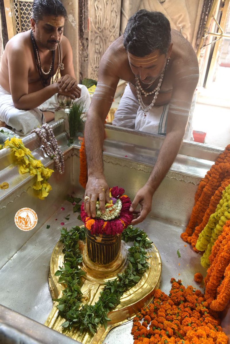 आज दिनाँक 24-10-2020 को श्री काशी विश्वनाथ मंदिर के दोपहर भोग आरती के दर्शन।
#ShriKashiVishwanath #Shiv #Mahadev #Baba #Temple #Nyas #darshan #blessings #BhogAarti #Varanasi #Kashi #Jyotirlinga https://t.co/HpGMhEdfbq