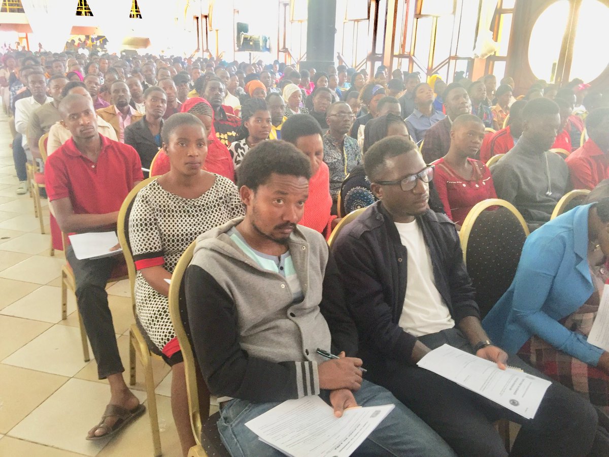 ya_mbeya's tweet photo. Msimamizi wa Uchaguzi Jimbo la Mbeya Mjini Bwana Amede E.A, Ng’wanidako akifungua mafunzo ya Uchaguzi Mkuu kwa Makarani waongozaji wapiga kura na kuwasisitiza Makarani hao kuyafahamu vizuri majukumu yao https://t.co/8iMsGPqHNa