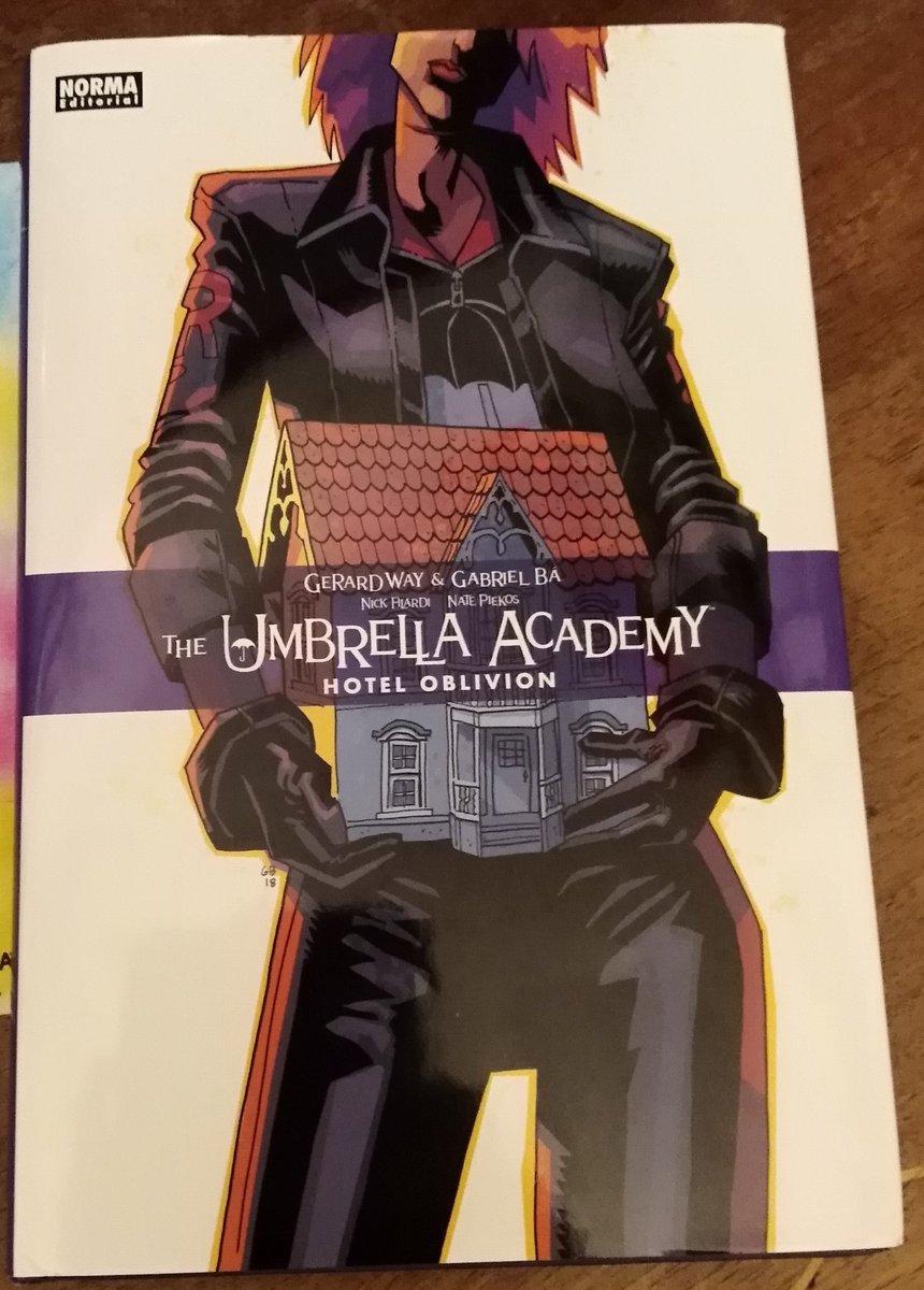 Mimico616's tweet photo. També em poso al dia amb l'edició en tapa dura de #NormaEditorial de l'original saga superheroica creada per #GerardWay i #GabrielBá, acompanyats per en #NickFilardi, a #DarkHorseComics. https://t.co/NHBzWSkAco
