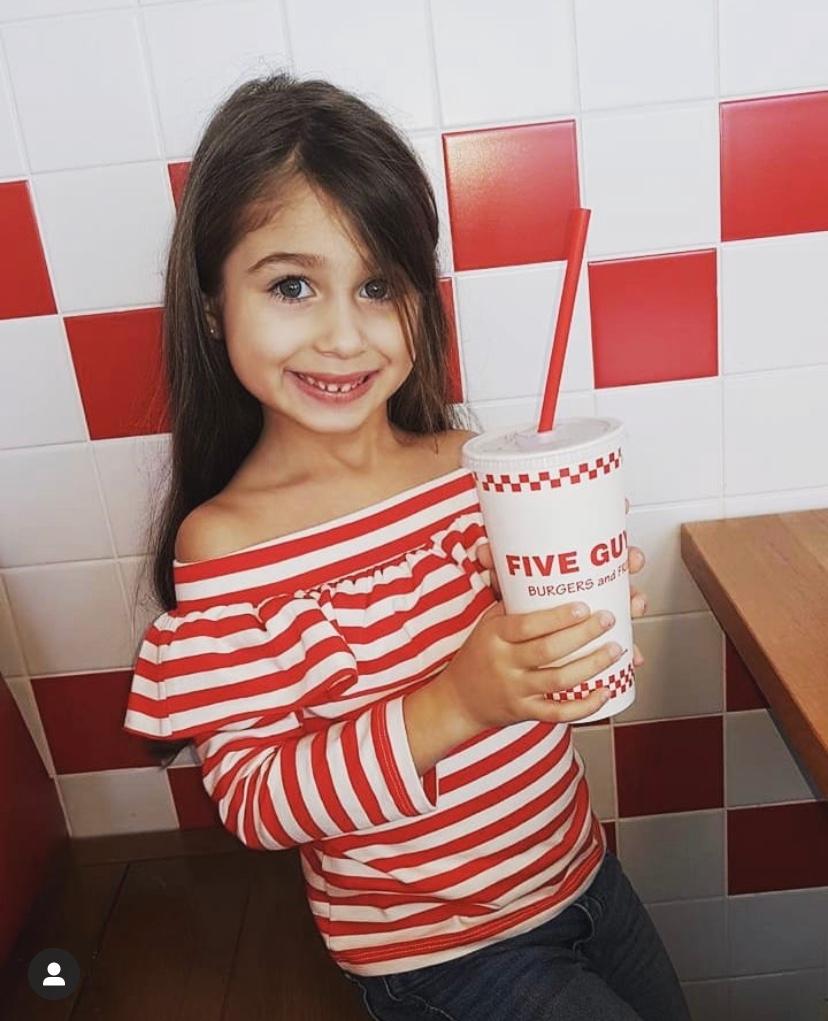 Even the youngest fans love Five Guys 

حتى الأطفال يحبون فايف جايز 

#kids #burger #fries #foodie #yummy