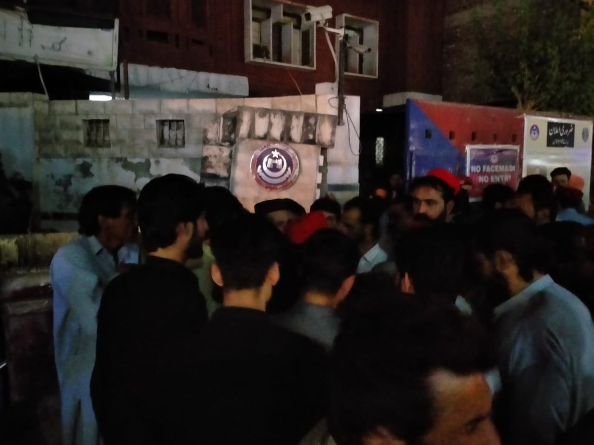MalikHasnainA16's tweet photo. پختون سٹوڈنٹس فیڈریشن کے عہدیداران اور کارکنان رہائی کے بعد عوامی نیشنل پارٹی کے صوبائی قائدین کے ساتھ کھڑے ہے،

#WeStandWithPSF https://t.co/lm7gdLFMCH