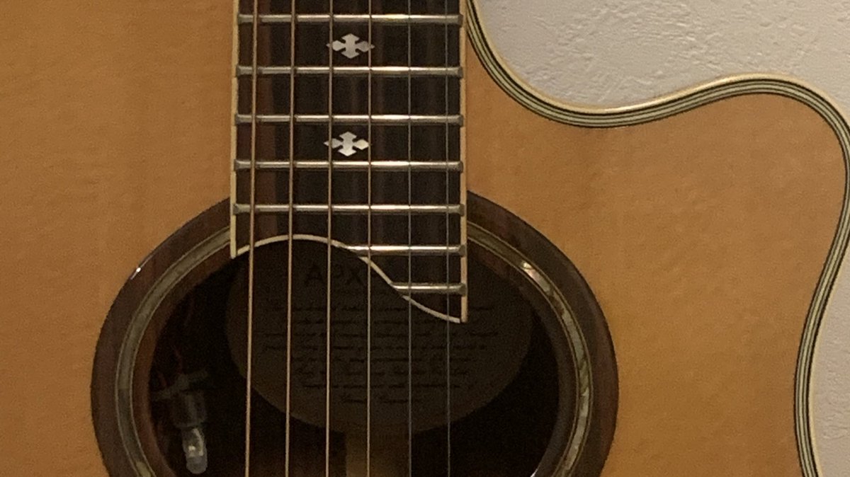 nememu_noko's tweet photo. このYAMAHA APX10TSは、元々音の「鳴らない」ギターです。
ステージでのハウリング対策に特化した設計の結果なのかもしれません。
それでもこの数年、このギターなりの「鳴り」が現れた感じです。
オール単板のモデルには届きませんが、今はこの「鳴り」が心地よいです。
#YAMAHA #APX #APX10TS https://t.co/Q6jR5r2474