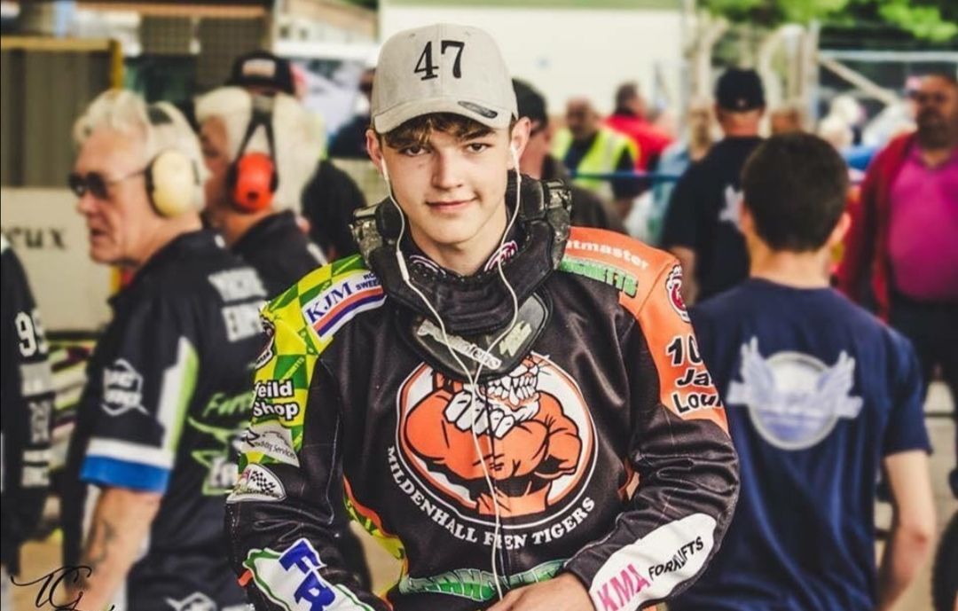 MildenhallFT's tweet photo. A young Sam Bebee looking like he's about to cause trouble 😂😂

#MildenhallFenTigers #MildenhallSpeedway #SpeedwayFans #Fans #YourTeam #FenTigers #FenTigersFans #Mildenhall #Suffolk #SamBebee https://t.co/IgCXK8oGKr