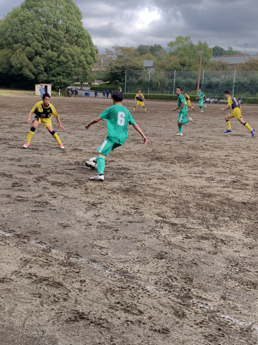 沼津中央高校サッカー部 1024vsリベルダージ駿東 個人技 を押し出してプレーする特徴のある選手が多くいるリベルダージ駿東さんと練習試合をさせていただきました ボール扱いや2 3人でのコンビネーションで崩してくる攻撃はとても魅力あるものでした