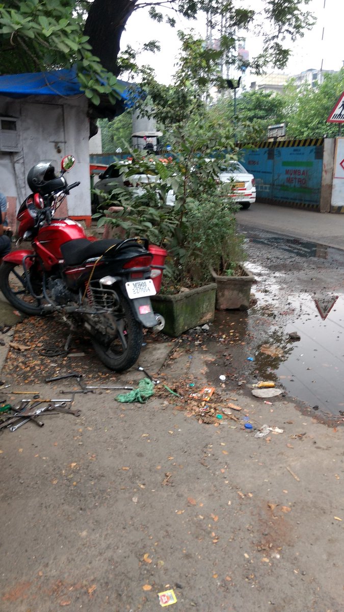 gnrf77's tweet photo. @MMRDAOfficial @mybmcWardN 
PLS REMOVE
🔺CEMENT BENCH
🔺FLOER POTS
🔺BIKES
Due Metro4 barricades, blocking Walking space

DRUNKARDS ,BEGGARS SITTING creating nuisance Full day night.

Women ,children feel scared to walk here

Important turn section accident zone 
@ParagShahBJP https://t.co/sbMgFloEbS