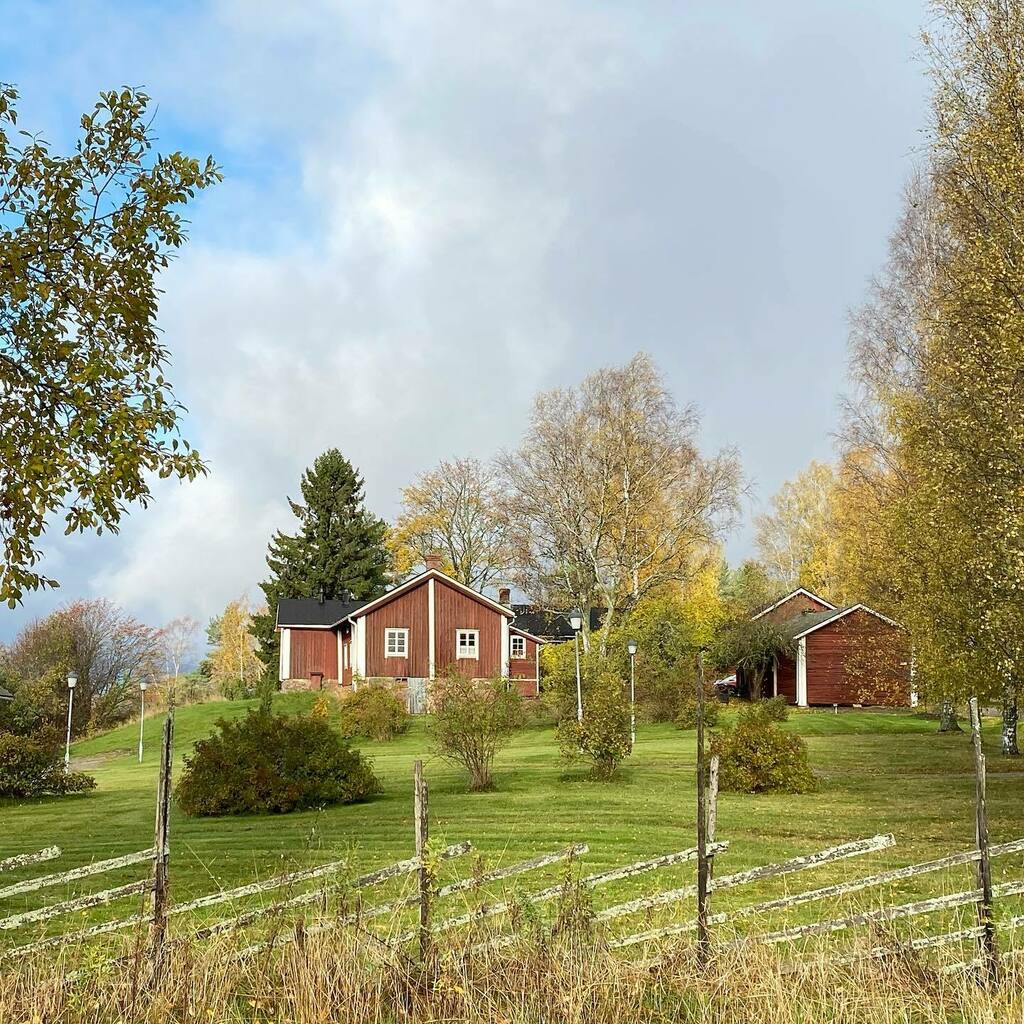 tuulaslife's tweet photo. Kaunista lauantaita 🍂
Have a nice Saturday 🍂
Krookilan kotiseutukeskuksen viehättävä pihapiiri Raisiossa.🍂🍁
.
#katson #maalaismaisemaa #lokakuussa #syksynväreissä #krookilankotiseutukeskus #kaunis #pihapiiri #syksynvärit #syksyntuntua #tuulaslife #ne… https://t.co/coFuc06Bp3 https://t.co/ydaaHQeapH
